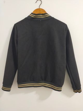 Chaqueta bomber negra con detalles dorados