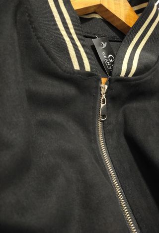 Chaqueta bomber negra con detalles dorados
