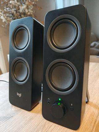 Altavoces Logitech Bluetooth y Cable Negros