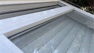 Puerta aluminio blanco con persiana