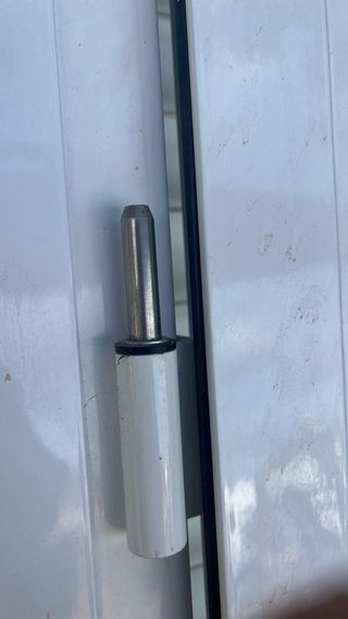 Puerta aluminio blanco con persiana