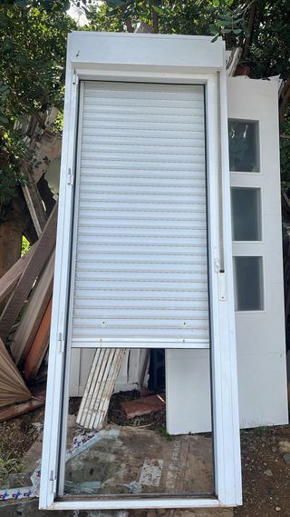 Puerta aluminio blanco con persiana