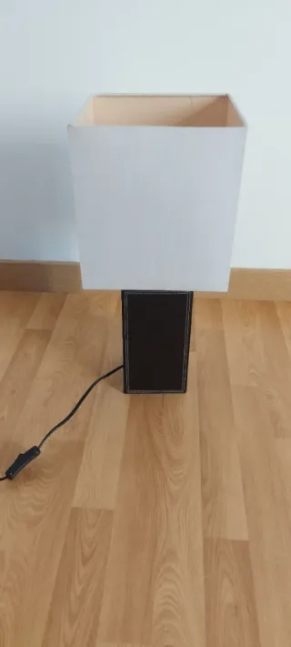 Lámpara de mesa cuadrada