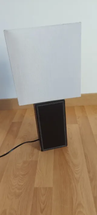 Lámpara de mesa cuadrada