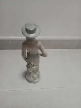 Figura de porcelana hombre sombrero