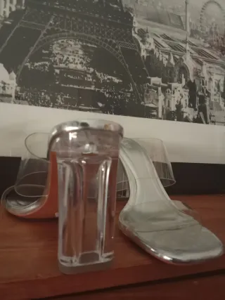 Sandalias plateadas transparentes