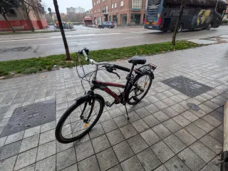 Bicicleta de paseo negra y roja