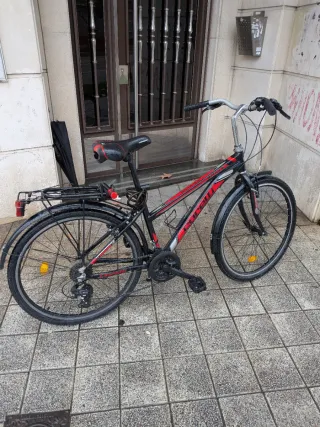 Bicicleta de paseo negra y roja