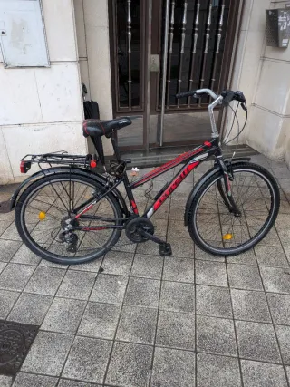 Bicicleta de paseo negra y roja