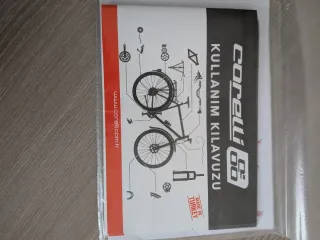 Bicicleta de paseo negra y roja