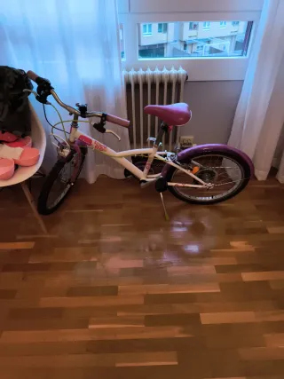 Bicicleta infantil rosa y blanca