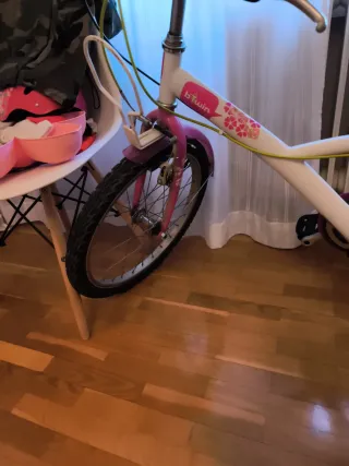 Bicicleta infantil rosa y blanca