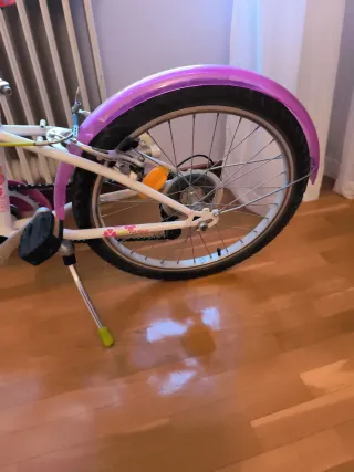 Bicicleta infantil rosa y blanca