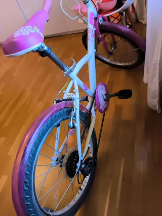 Bicicleta infantil rosa y blanca