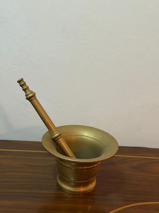 Mortero y mano de bronce antiguo