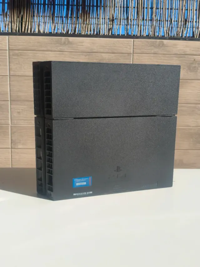 COMO NUEVO PS4 Fat con Mando