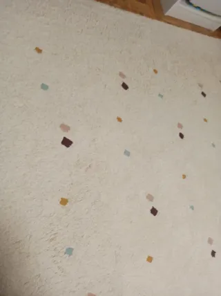 Alfombra blanca con topitos de colores