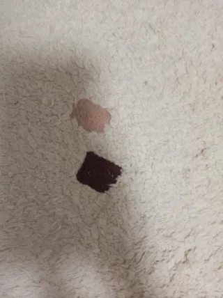 Alfombra blanca con topitos de colores