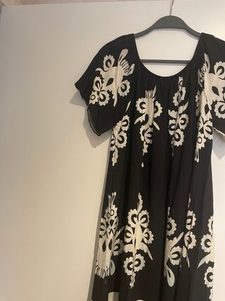 Vestido negro con estampado blanco