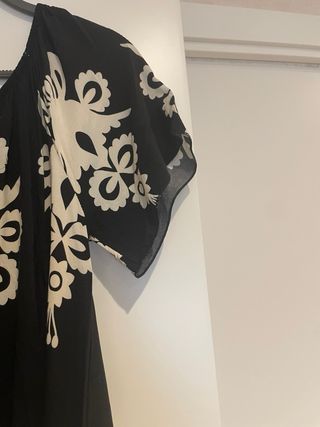 Vestido negro con estampado blanco