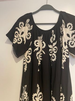 Vestido negro con estampado blanco