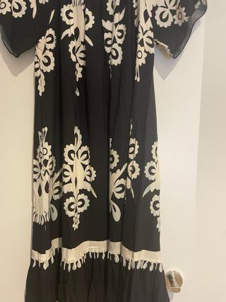 Vestido negro con estampado blanco