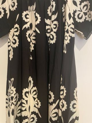Vestido negro con estampado blanco
