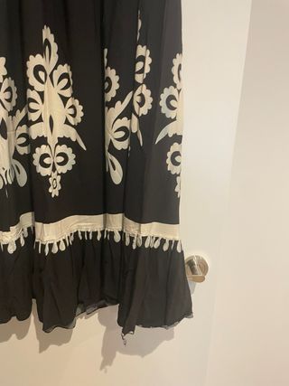 Vestido negro con estampado blanco