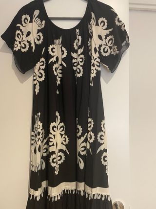 Vestido negro con estampado blanco