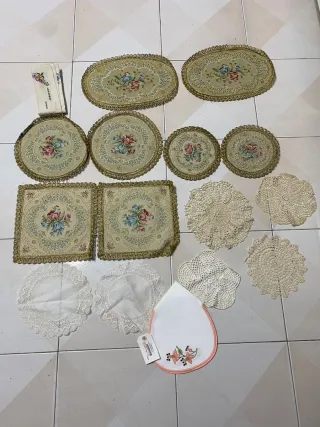 Lotto 16 ricami centrotavola vintage