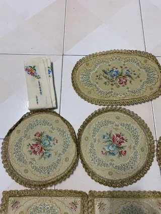 Lotto 16 ricami centrotavola vintage