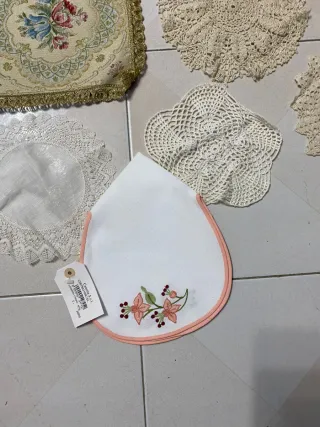 Lotto 16 ricami centrotavola vintage