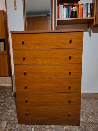 Cassettiera in legno da camera