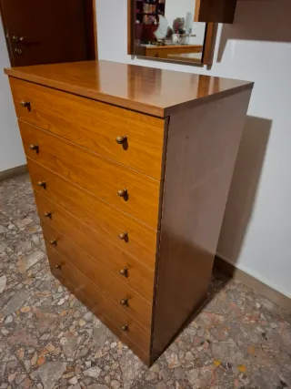 Cassettiera in legno da camera