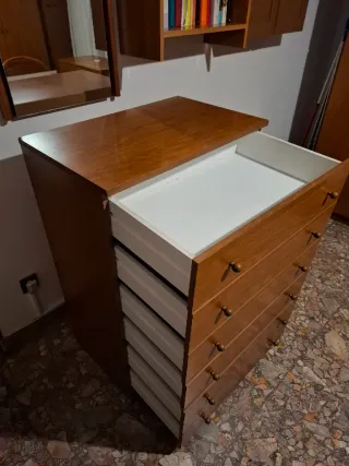 Cassettiera in legno da camera