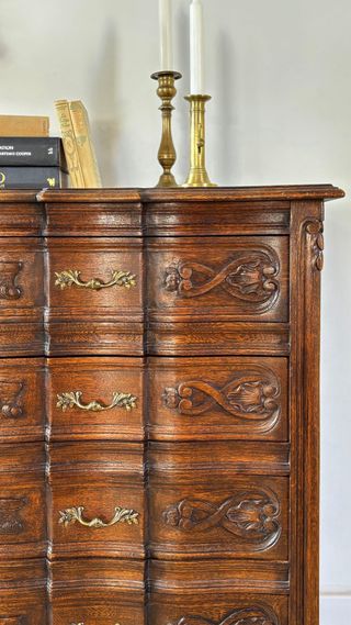 Sofisticada cómoda francesa, restaurada