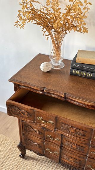 Sofisticada cómoda francesa, restaurada