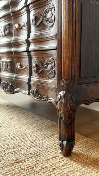 Sofisticada cómoda francesa, restaurada