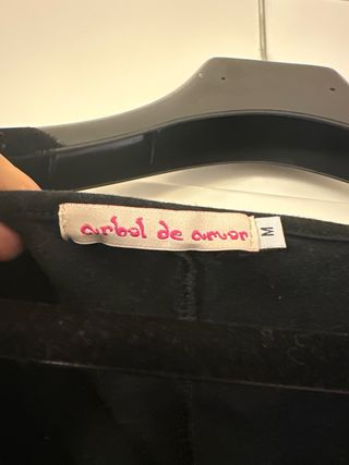 Ropa de lactancia negra y multicolor