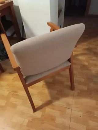 Butacas de comedor beige y madera