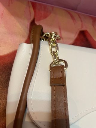 Bolso beige y marrón con cadena