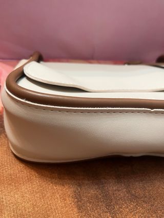 Bolso beige y marrón con cadena