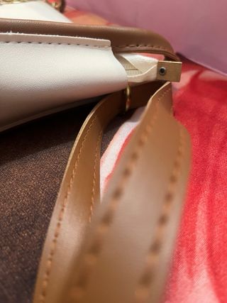 Bolso beige y marrón con cadena