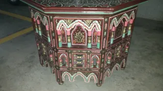 Mesa árabe grande decorada