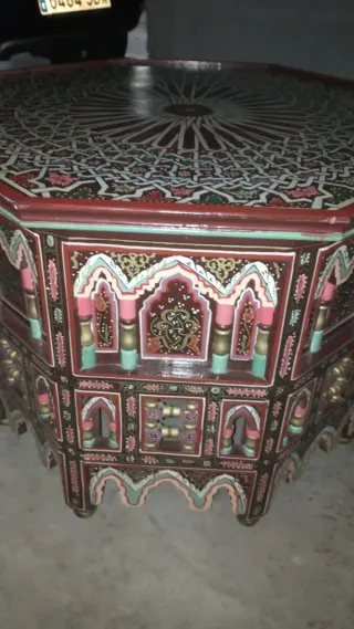 Mesa árabe grande decorada