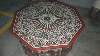 Mesa árabe grande decorada