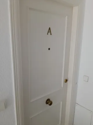 Puerta de entrada de madera