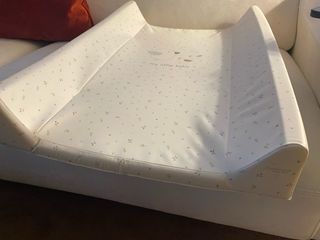 Cambiador de bebé con estampado de pájaros