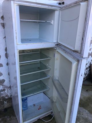 Nevera y congelador blanco
