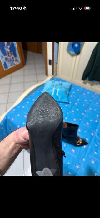 Stivaletti neri in vera pelle con catena oro